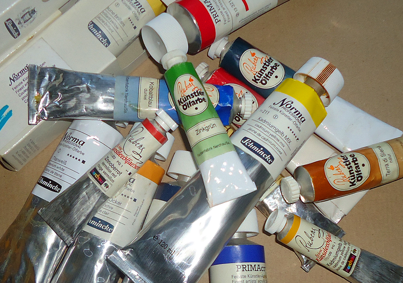 Tubes with oil paints of different sizes